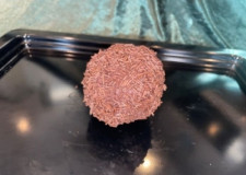 Romkugle med chokolade krymmel